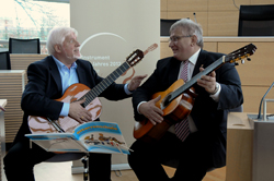 Schleswig Holsteins Landtagspräsident Klaus Schlie wird von Prof. Dieter Kreidler in die "Geheimnisse des Gitarrenspiels eingeweiht".