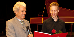Univ.-Prof. Matthias Seidel vom Mozarteum in Salzburg überreicht den mit 500 € dotierten Preis an den jungen Gitarristen Ruben Kamlah. Foto: Erich Malter